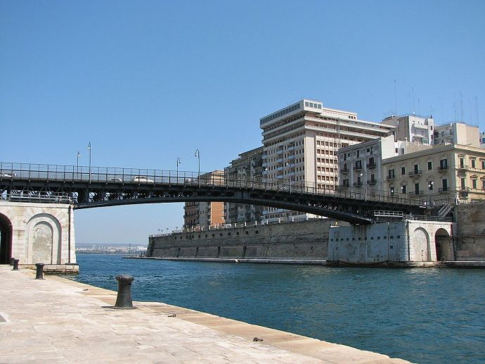 Ponte girevole, Taranto