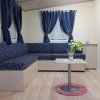 Un salotto con divano ad angolo blu e tavolino.