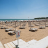 Spiaggia con lettini e ombrelloni.