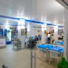 Ristorante interno con tavoli blu e sedie bianche.