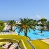 Scivolo giallo che conduce a una piscina.