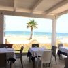 Ristorante sul mare con tavoli apparecchiati.